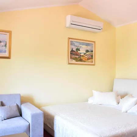 Room In Bb - Villa Riva Accommodation 마카르스카